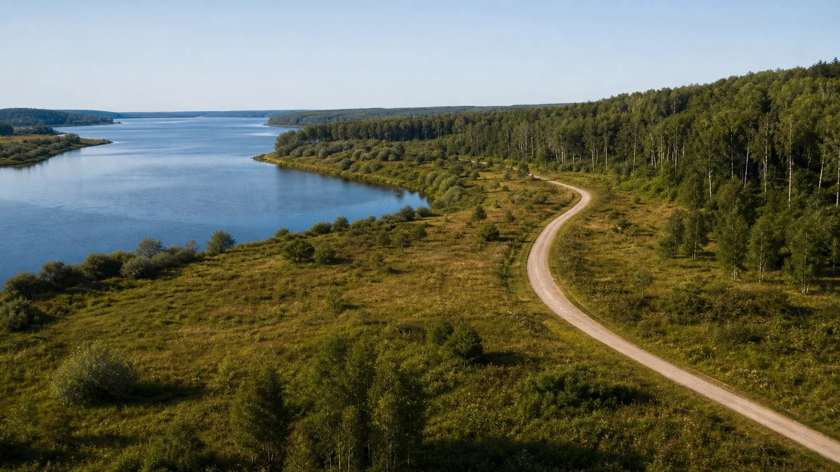 Дорога и территория рядом с водой